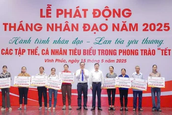 Lãnh đạo Hội Chữ thập đỏ Việt Nam và Tỉnh ủy Vĩnh Phúc trao hỗ trợ xây dựng nhà Chữ thập đỏ cho các hộ nghèo, hộ có hoàn cảnh đặc biệt khó khăn.