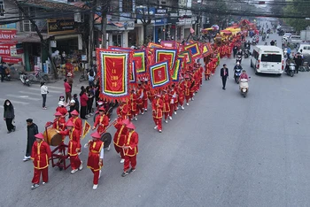 Nghi thức rước Mẫu từ đền Ỷ La về đền Hạ.