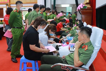 Cán bộ, chiến sĩ Công an tỉnh Tuyên Quang tham gia hiến máu tình nguyện.