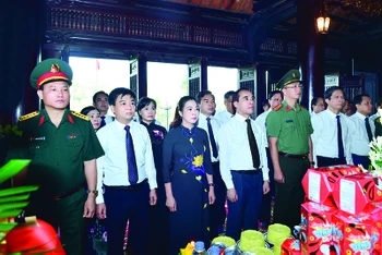 Đoàn đại biểu lãnh đạo tỉnh Tuyên Quang dâng hương, dâng hoa tại Đền thờ Chủ tịch Hồ Chí Minh.