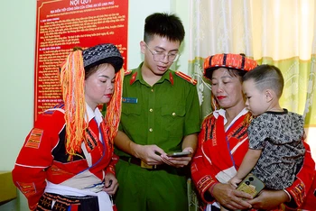 Cán bộ công an xã hướng dẫn người dân sử dụng dịch vụ công trực tuyến.