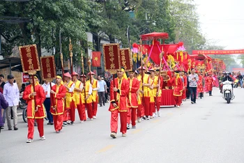 Lễ rước Mẫu từ đền Ỷ La về đền Hạ.