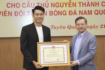 Đồng chí Nguyễn Văn Sơn, Chủ tịch UBND tỉnh Tuyên Quang tặng bằng khen cho cầu thủ Nguyễn Thành Chung.