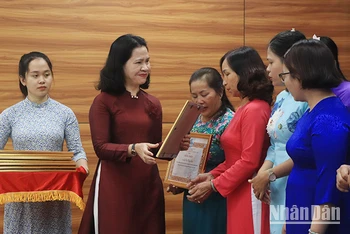 Trao Bằng khen cho các điển hình học tập và làm theo tư tưởng, đạo đức, phong cách Hồ Chí Minh.