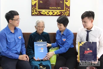 Thăm, tặng quà mẹ Nguyễn Thị Sự.