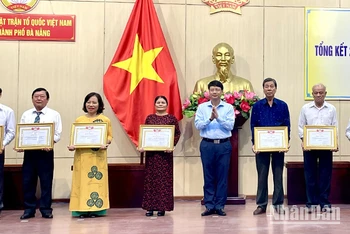 Khen thưởng tập thể, cá nhân có thành tích xuất sắc.