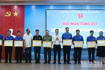 Khen thưởng các tập thể có thành tích xuất sắc trong chiến dịch Thanh niên tình nguyện Hè năm 2023.