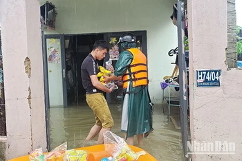 Hỗ trợ thực phẩm cho người dân.