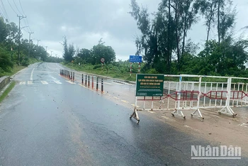 Các phương tiện không lưu thông lên bán đảo Sơn Trà đến khi có thông báo mới.