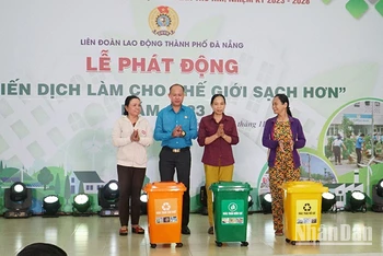 Trao tặng thùng rác phân loại tại nguồn.