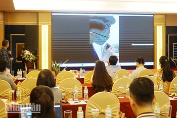 Diễn giả cung cấp thông tin liên quan cho đại diện các cơ quan báo chí.