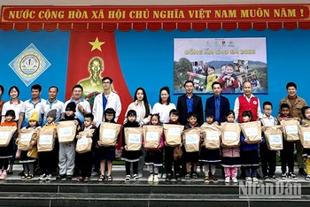Đông này các em đã có áo ấm mới.
