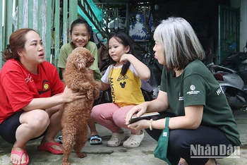Khảo sát thực địa tại phường Hòa Khánh Nam (quận Liên Chiểu) về cách người dân cứu trợ động vật qua các đợt mưa, lũ.