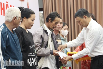 Trao quà cho các hộ đặc biệt nghèo.
