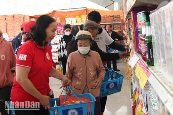 Người dân mua sắm tại Chợ Tết 0 đồng.