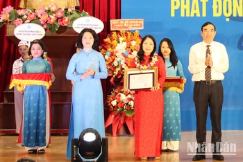 Khen thưởng Chi hội phụ nữ đạt giải.