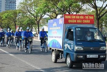 Đạp xe tuyên truyền hưởng ứng Giờ Trái đất
