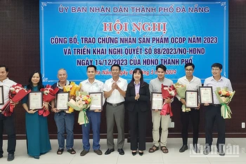 Trao chứng nhận OCOP cho các chủ thể.
