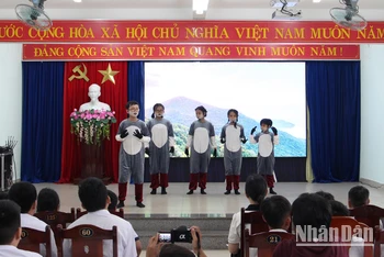 Các em tại Trung tâm Hoa Mai biểu diễn tiết mục Gia đình Voọc.