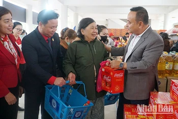 Hỏi thăm tình hình người dân tại Chợ tết 0 đồng