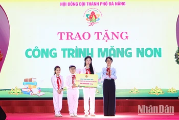 Trao tặng hỗ trợ xóa nhà tạm cho thiếu nhi.