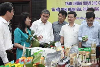 Đại biểu tìm hiểu về các sản phẩm OCOP.