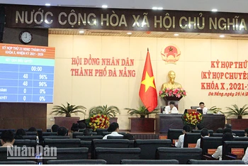 Đại biểu biểu quyết thông qua Nghị quyết.