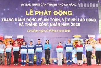 Trao hỗ trợ xây dựng, sửa chữa nhà cho đoàn viên, người lao động.
