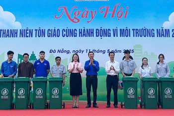 Trao tặng thùng rác nhằm nâng cao công tác tuyên truyền về thu gom, phân loại, tái chế rác thải sinh hoạt tại nguồn. (Ảnh: THANH TÂM)