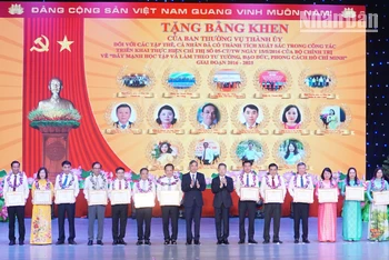 Các tập thể, cá nhân được tuyên dương.
