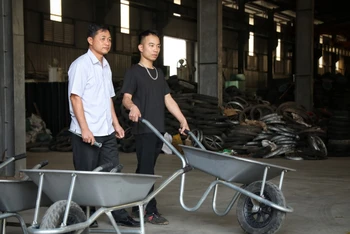 Anh Hùng bên sản phẩm xe rùa