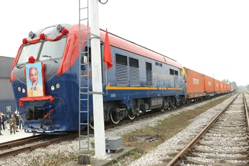 Chuyến tàu liên vận quốc tế chở hàng đầu tiên khởi hành từ ga Kép sang Trung Quốc.