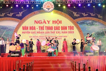 Chương trình nghệ thuật khai mạc ngày hội.