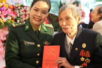 Nhà văn Phạm Vân Anh cùng Thầy thuốc Thân Văn Nhã tại buổi ra mắt sách.
