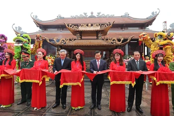 Các đại biểu cắt băng khánh thành Đền thờ Hoàng Hoa Thám cùng nghĩa quân Yên Thế.
