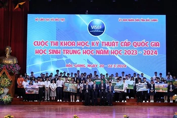 Đại diện các đội dự thi ra mắt tại Lễ khai mạc.