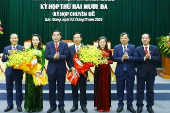 Bí thư Tỉnh ủy Bắc Giang Nguyễn Văn Gấu (thứ 3, trái sang) chúc mừng tân Chủ tịch UBND tỉnh Nguyễn Việt Oanh (thứ 4, trái sang) và tân Chủ tịch HĐND tỉnh Nguyễn Thị Hương (thứ 2, trái sang).