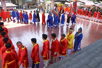 Kéo chữ “Thiên Hạ Thái Bình” tục lệ độc đáo tại lễ hội Tiên Lục.
