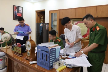 Cơ quan Cảnh sát điều tra Công an tỉnh Bắc Giang khám xét tại phòng làm việc của Ngô Duy Lượng.