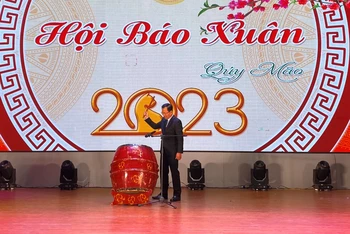 Đồng chí Hoàng Quốc Khánh, Phó Chủ tịch UBND tỉnh Lào Cai đánh trống khai hội báo Xuân Quý Mão 2023. (Ảnh: QUỐC HỒNG)