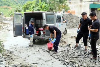 Cục Kiểm soát ô nhiễm môi trường (Bộ Tài nguyên và Môi trường) lấy mẫu nước để kiểm tra mức độ ô nhiễm môi trường sau sự cố. (Ảnh: Báo Lào Cai)