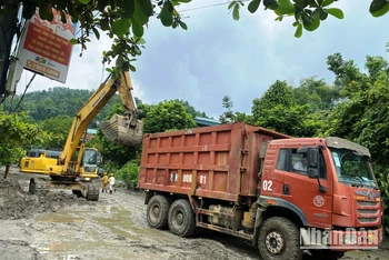 Công ty cổ phần đồng Tả Phời huy động tối đa phương tiện và nhân lực khắc phục hậu quả vỡ cống xả tràn hồ thải. (Ảnh: QUỐC HỒNG)