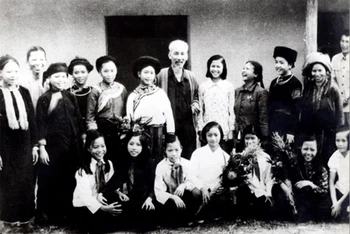 Cách đây 65 năm, ngày 23/9/1958, Bác Hồ và Đoàn công tác của Chính phủ đến thăm cán bộ và nhân dân các dân tộc Lào Cai. (Ảnh: TL)