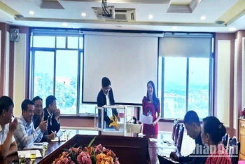 Ủy ban Kiểm tra Tỉnh ủy và Thanh tra tỉnh Lào Cai tổ chức bốc thăm xác định người được xác minh tài sản theo quy định của Luật Phòng, chống tham nhũng. (Ảnh: KIỀU LIÊN)