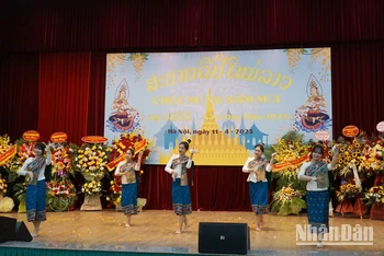 Tiết mục văn nghệ chào mừng buổi lễ.