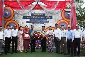 Tổng lãnh sự Đinh Hoàng Linh trao lẵng hoa tặng Tổng lãnh sự Somsack Vilaythone.