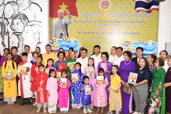 Các đại biểu cùng giáo viên, học sinh của Trường tiếng Việt tiểu học Khánh An.