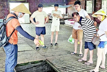 Hướng dẫn viên du lịch tác nghiệp tại cồn Sơn (Cần Thơ).