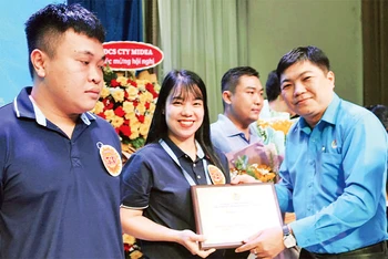 Biểu dương, khen thưởng công nhân, lao động có sáng kiến, sáng tạo tại tỉnh Bình Dương.
