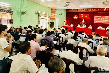Đoàn đại biểu Quốc hội tiếp xúc cử tri tại xã Bình Đông, xã trọng điểm thuộc Khu kinh tế Dung Quất (Ảnh: ĐÔNG HUYỀN)